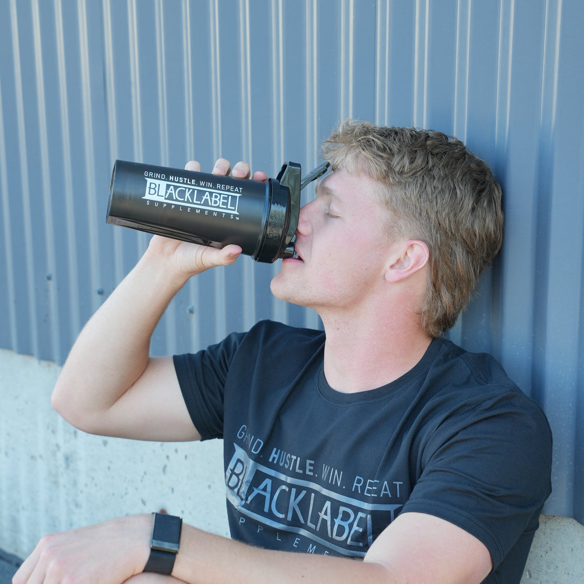 28 oz Protein Shaker Bottle – Leak-Proof & Clump-Free